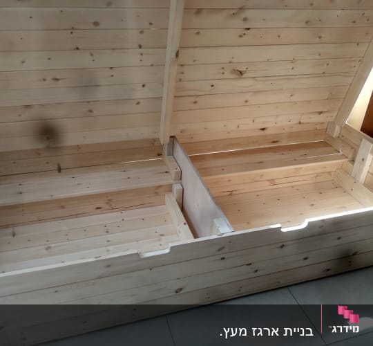 תיבת עץ פתוחה עם מכסה, עשויה לוחות עץ בהירים